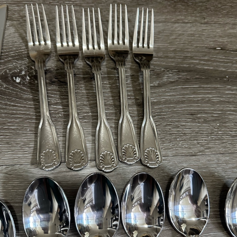 Wallace 18/10 Stainless Silver Flatware Set - Classic Pattern - Picture 3 of 9